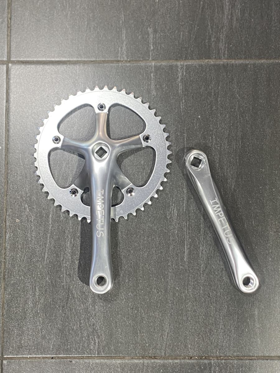 Đùi đĩa IMPETUS 130BCD - 46T cốt vuông - Fixed Gear - màu Bạc (bộ)