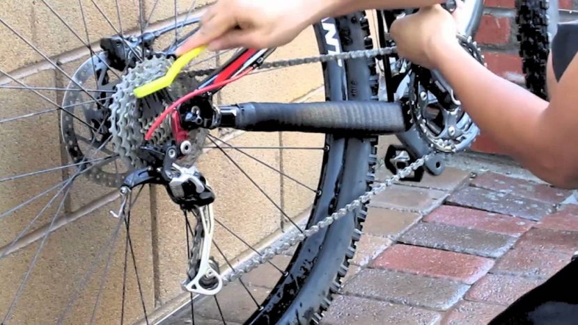 Vệ sinh xe đạp thường xuyên